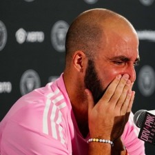 Ninguém imaginaria que Gonzalo Higuaín se aposentaria antes de CRISTIANO RONALDO